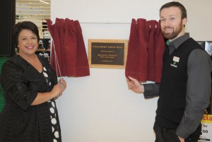 Minister Paula Bennett and Countdown Northwest Manager Paul Maxwell.