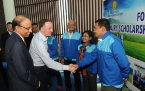 President Director of Fonterra Brands Indonesia, Achyut Kasireddy introduces PM John Key to Indonesian farmers from the Fonterra Dairy Scholarship programme, at Fonterra’s Cikarang manufacturing facility.