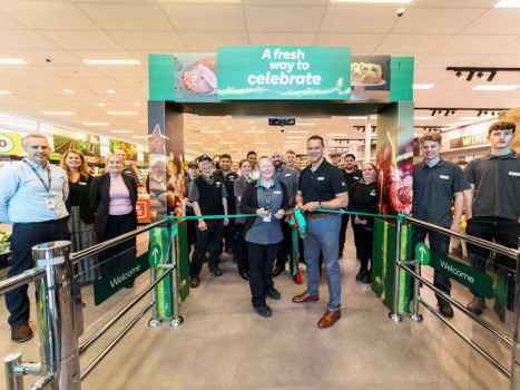 Spencer Sonn and long-serving member Jamie Evans cut the ribbon at Woolworths Kelvin Grove